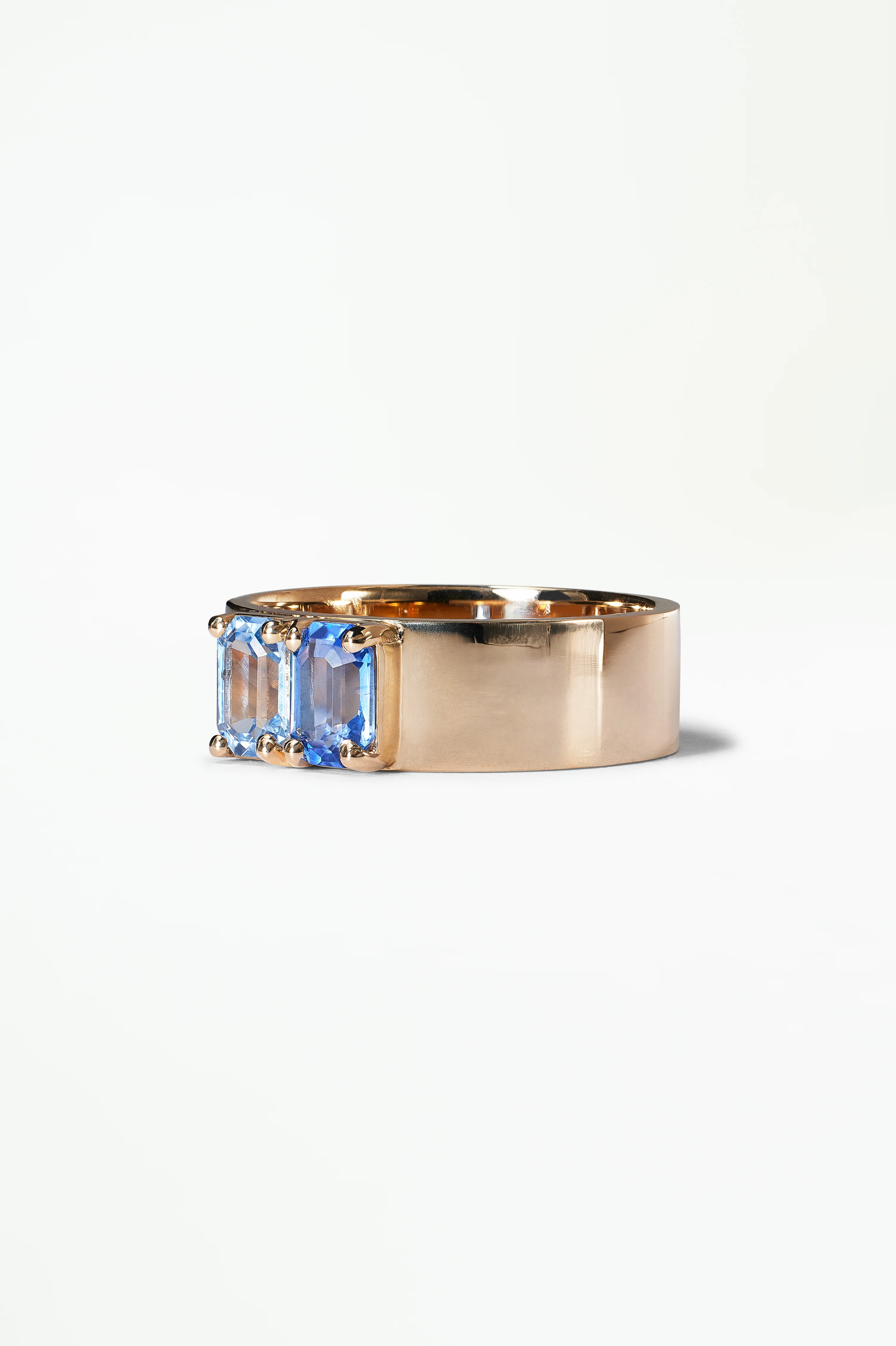 Emerald Cut Tonal Sapphire Menhir Ring - Image 4
