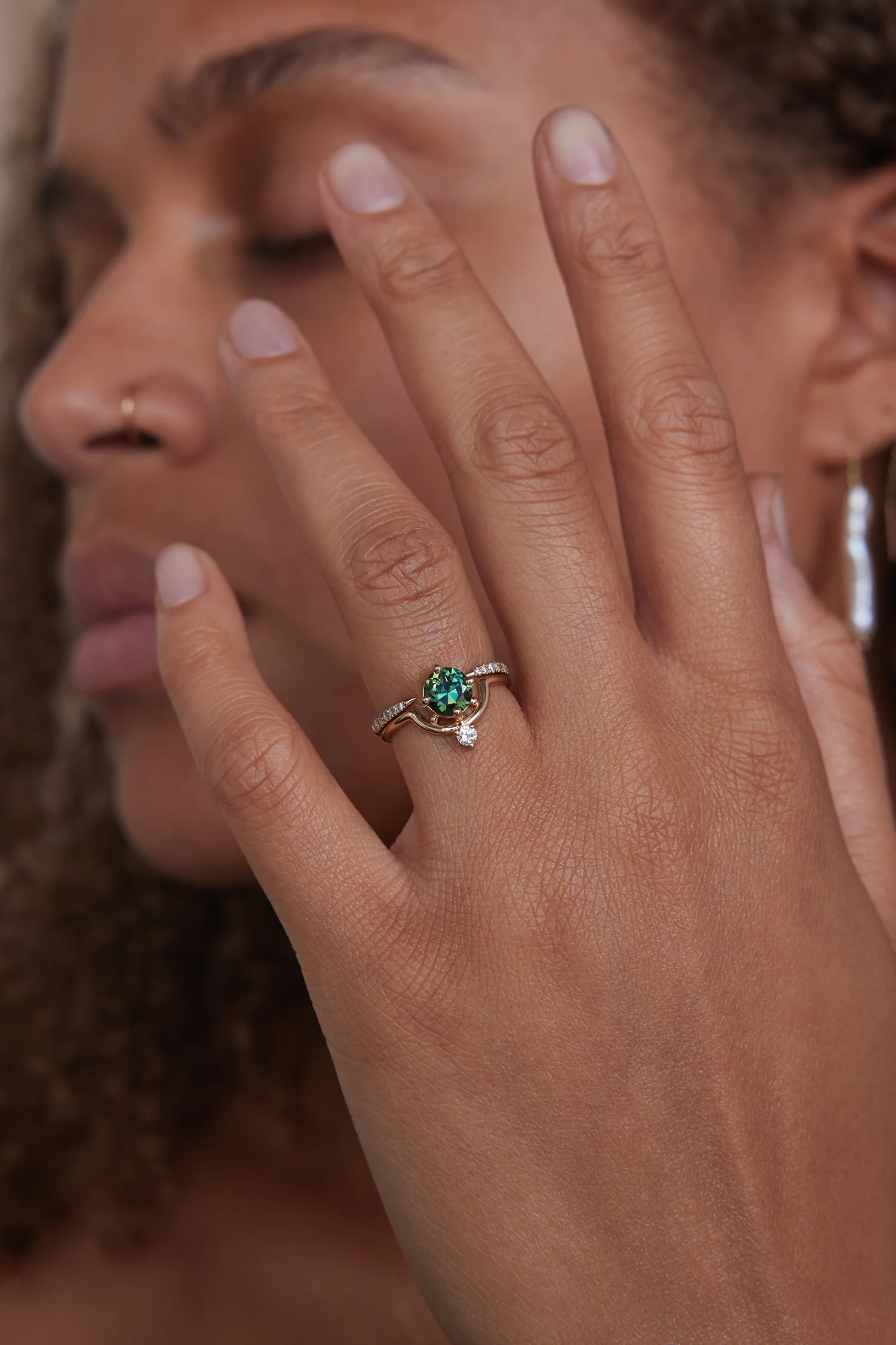 One of a Kind Bi-Color Blue Green Sapphire Round Brilliant Cut Nestled Ring No. 5 - Image 4