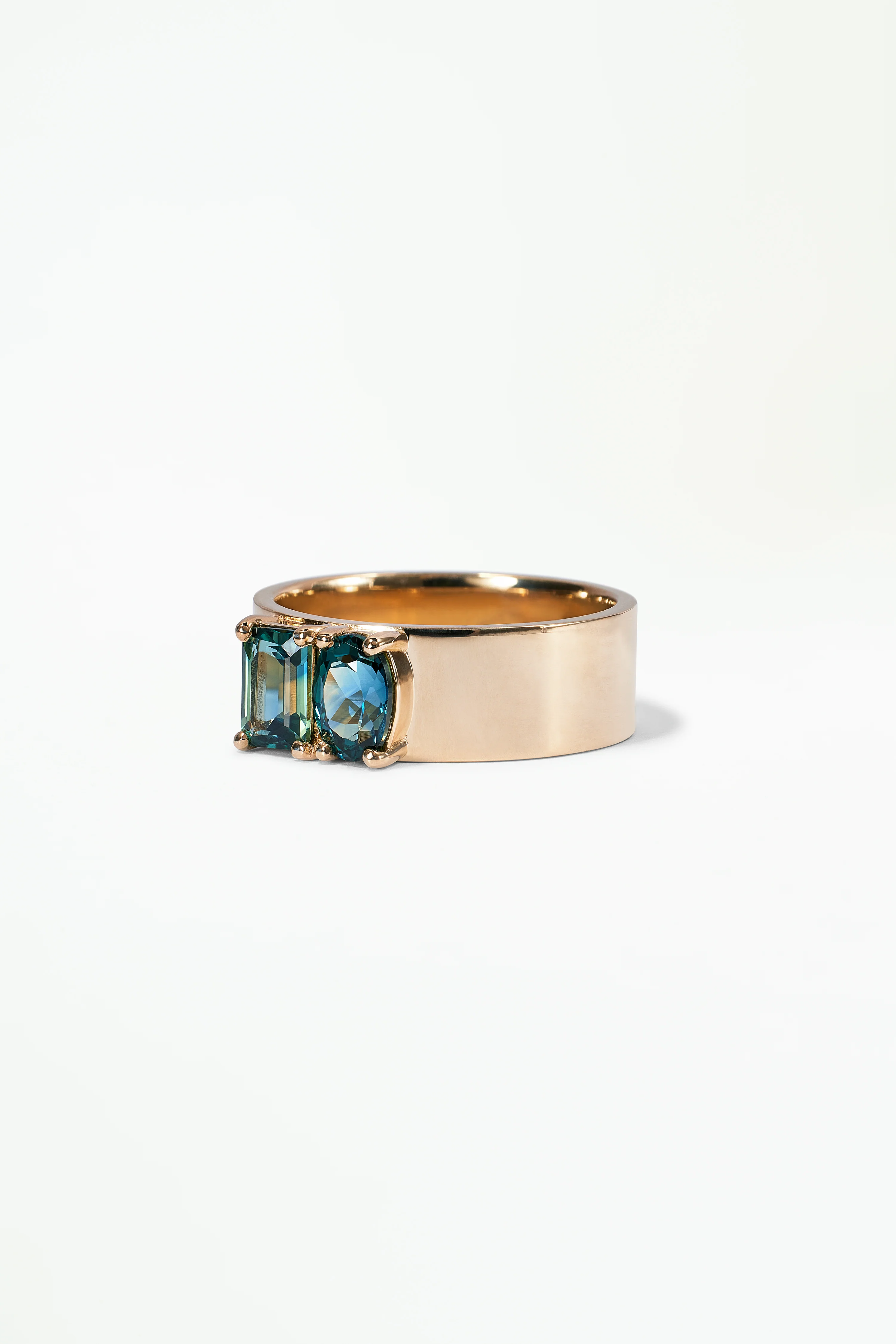 One of a Kind Emerald and Brilliant Cut Sapphire Menhir Ring No. 15 - Image 3