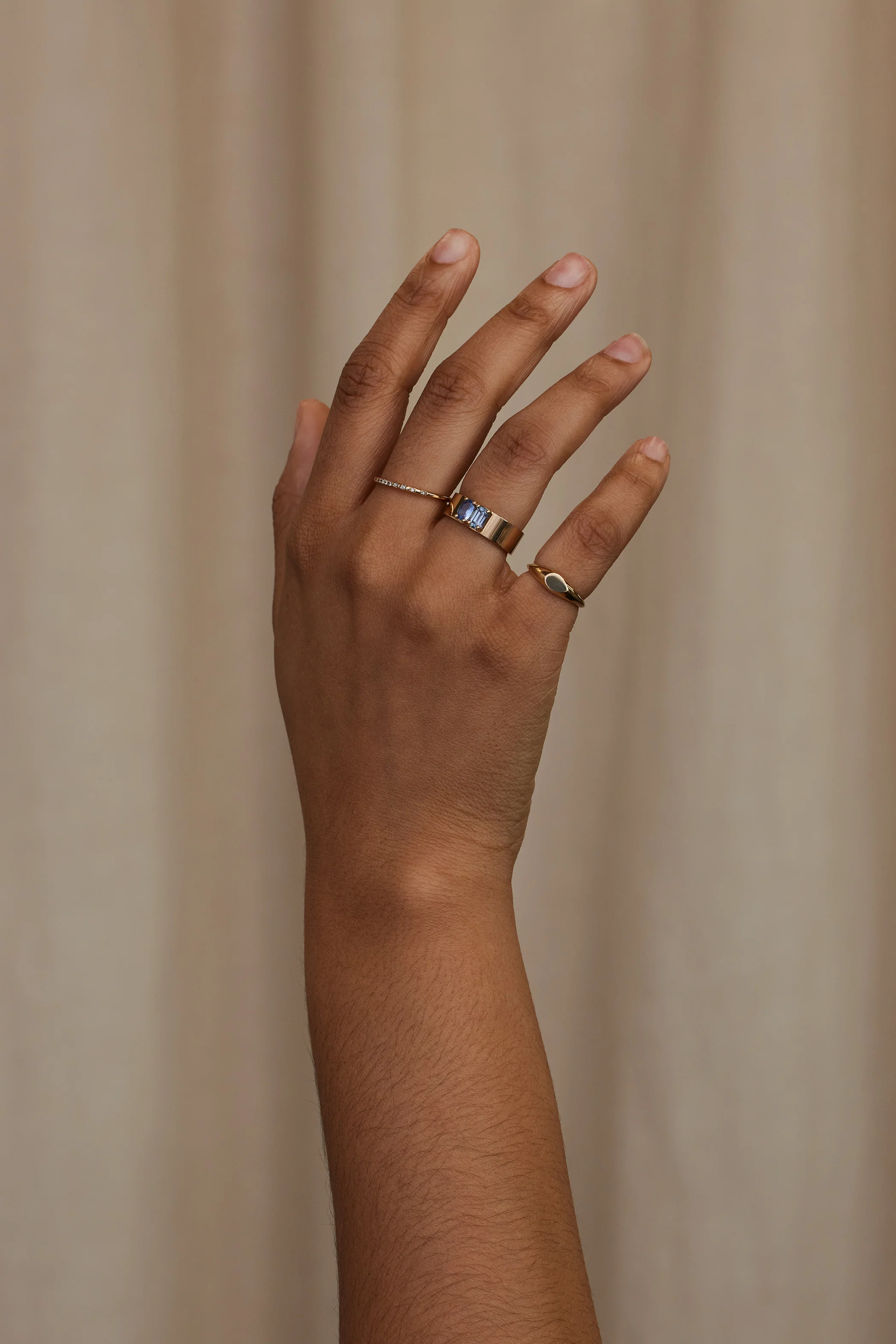 One of a Kind Emerald and Brilliant Cut Sapphire Menhir Ring No. 16 - Image 3