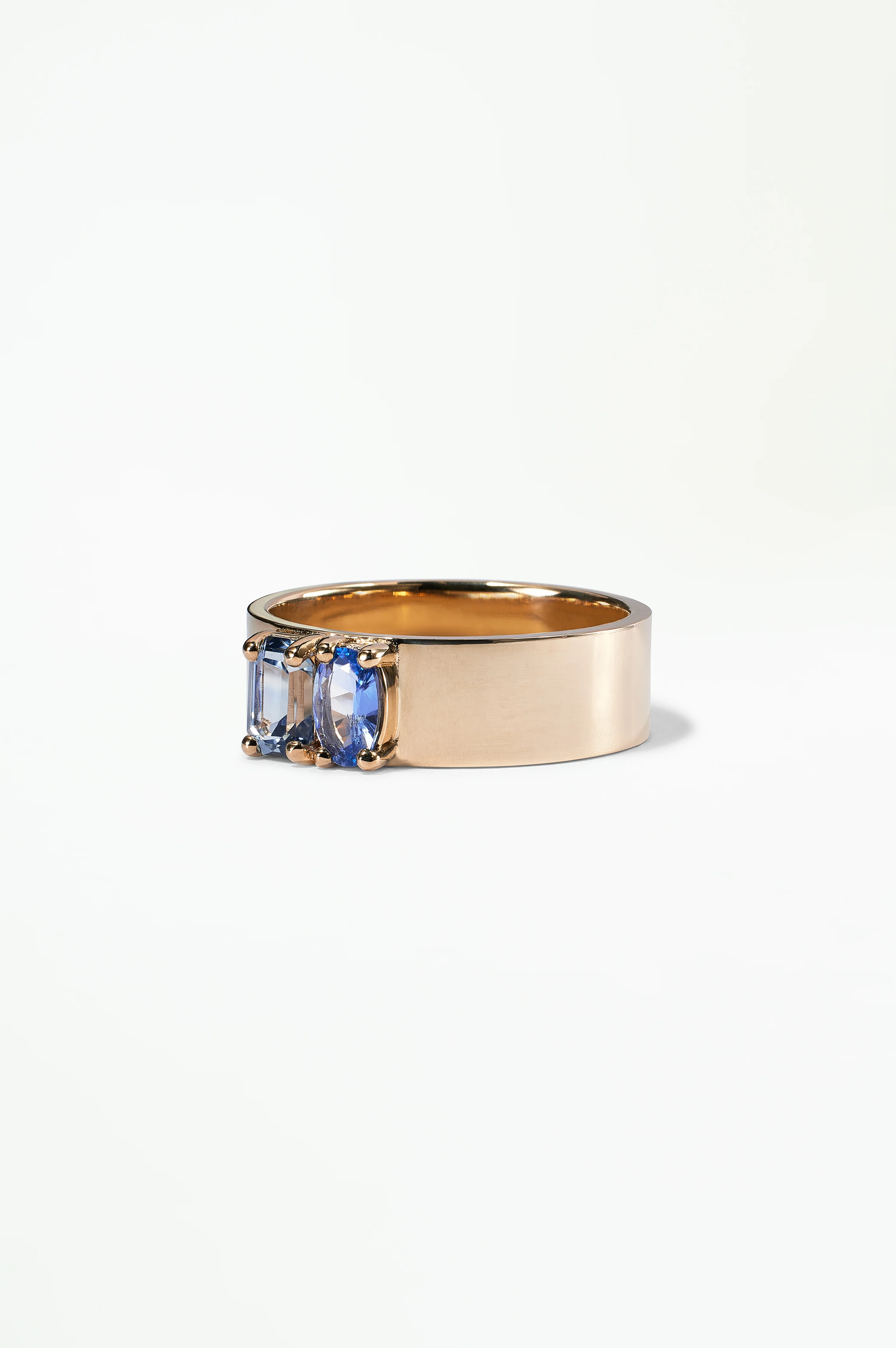 One of a Kind Emerald and Brilliant Cut Sapphire Menhir Ring No. 16 - Image 4