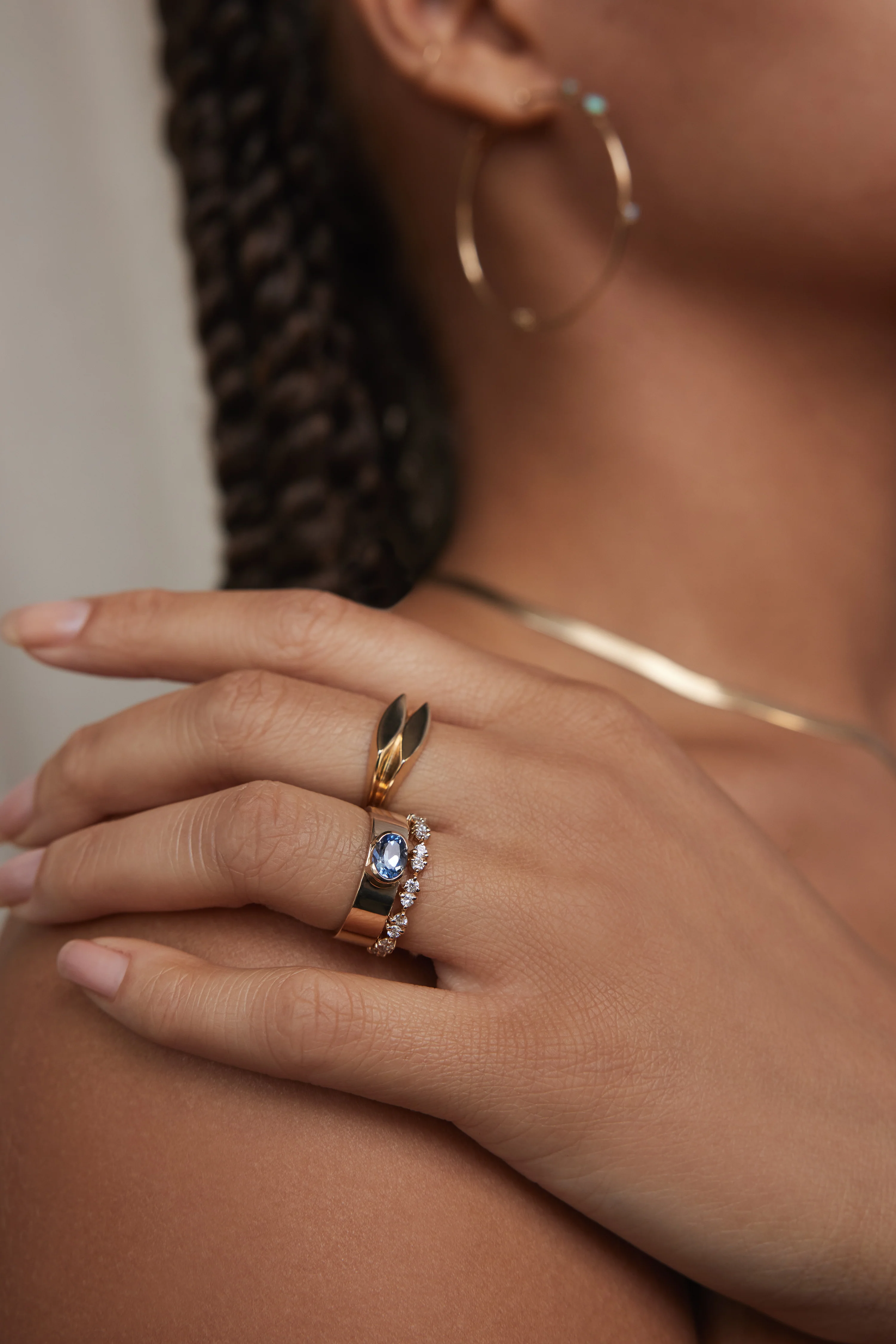 One of a Kind Oval Brilliant Cut Sapphire Menhir Ring No. 9 - Image 4