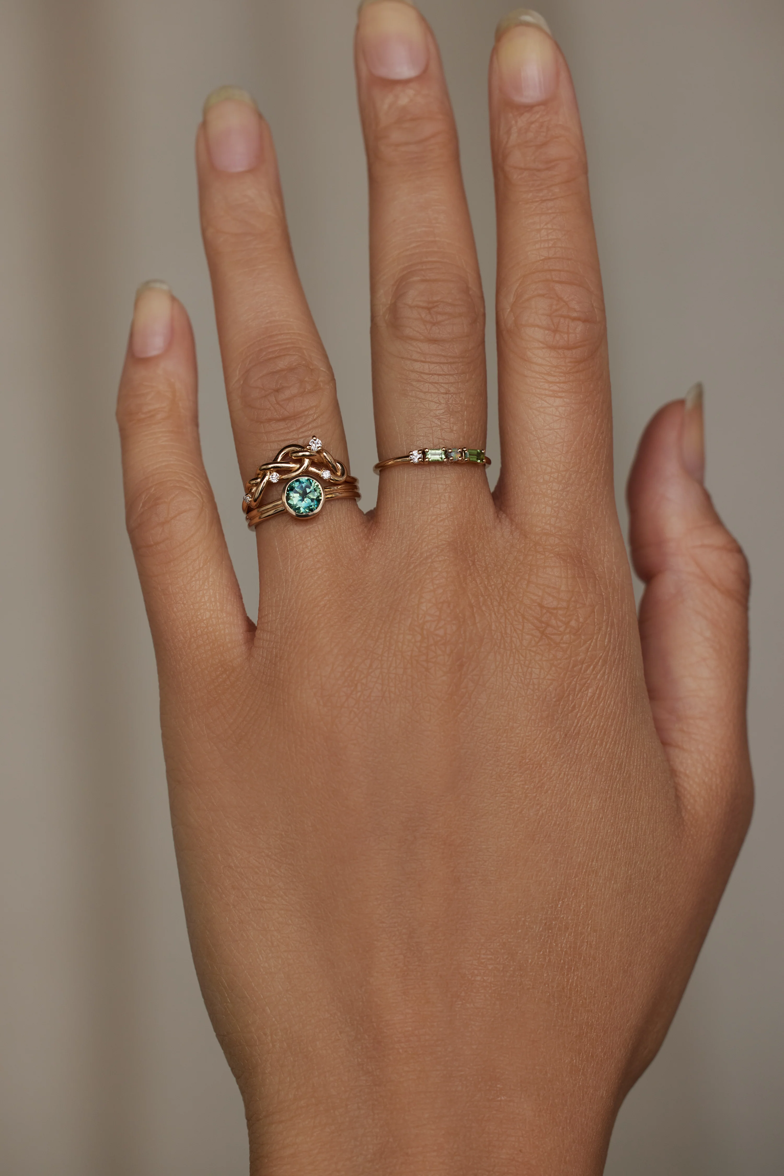One of a Kind Round Brilliant Cut Bi-Color Sapphire Solitaire Ring No. 3 - Image 2