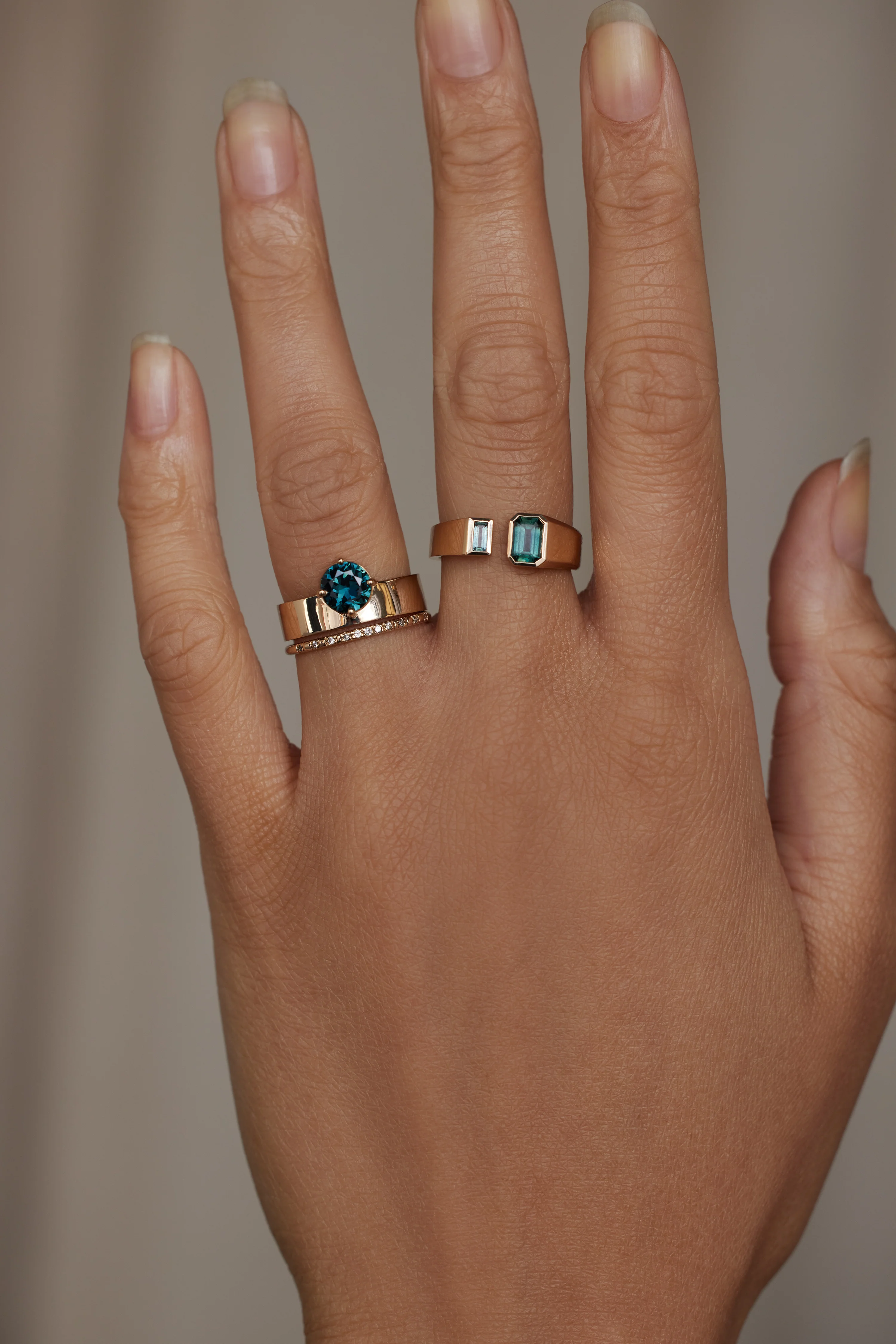 One of a Kind Round Brilliant Cut Teal Sapphire Monolith Ring No. 31 - Image 2