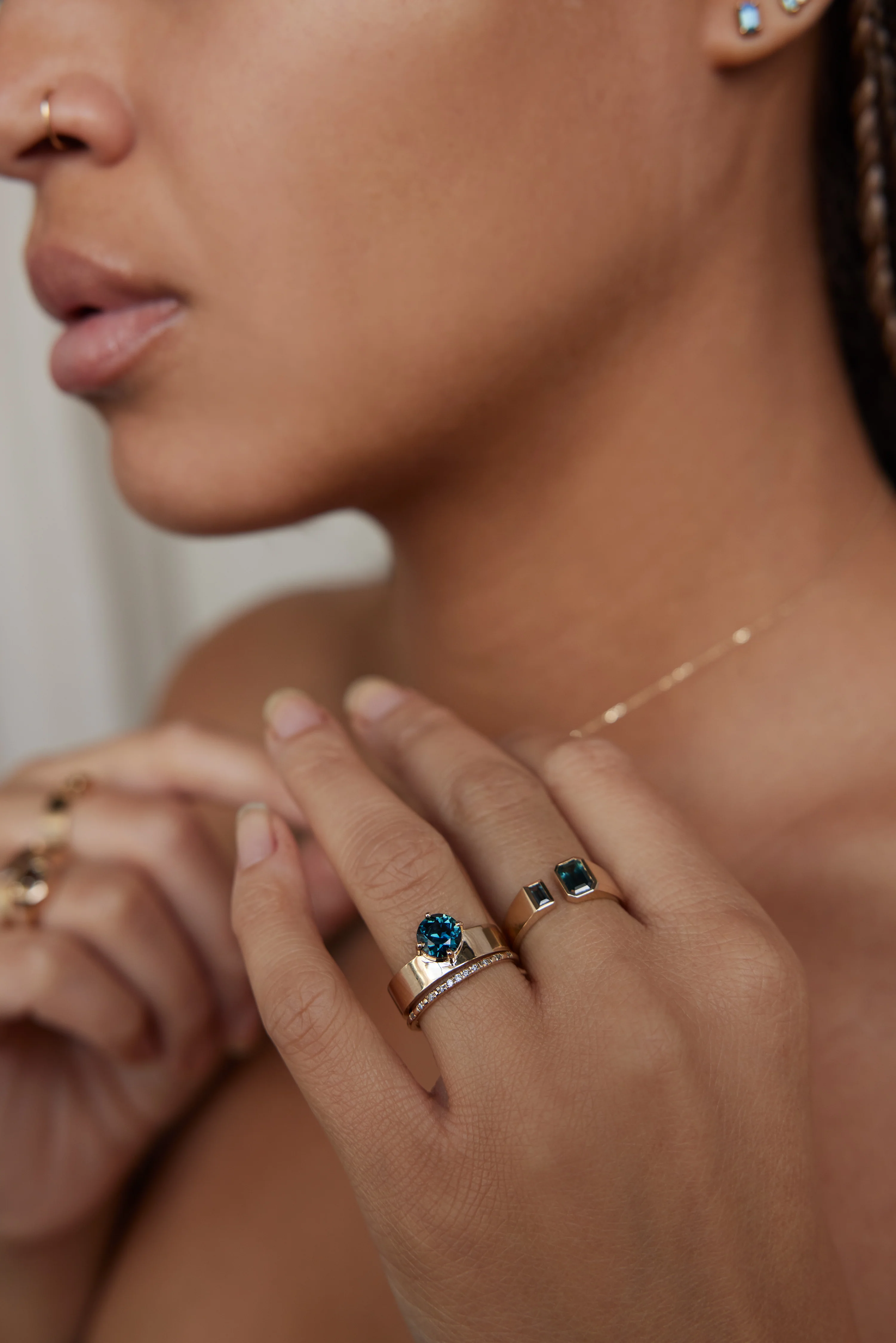 One of a Kind Round Brilliant Cut Teal Sapphire Monolith Ring No. 31 - Image 4
